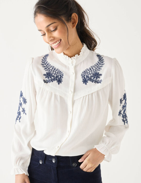 Chemisier brodé col volanté, crépon (écru / marine) Chemisier brodé col volanté, crépon (écru / marine)